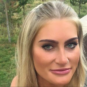 Meet your Posher, Claudia